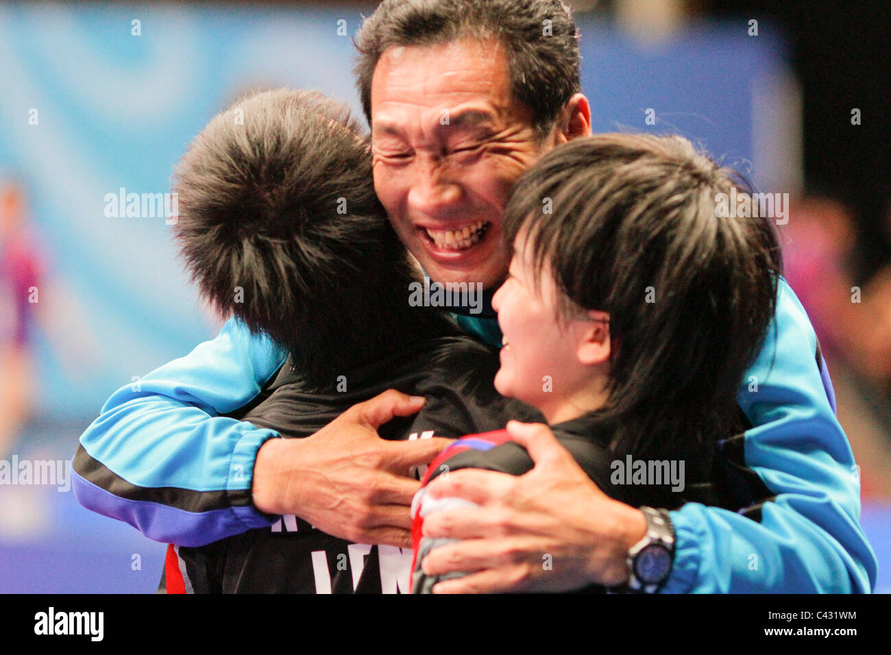 Un momento emozionante per il team giapponese come superarono la Corea del Team 2-1 per conquistare l'oro del ping pong Team misti finali. Foto Stock