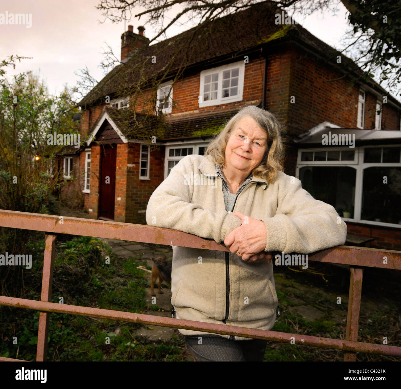 Maureen dalla pettinatrice che ha condotto una campagna in solitario 40 anni di riaprire una briglia percorso vicino alla sua casa di Hampshire. Foto Stock