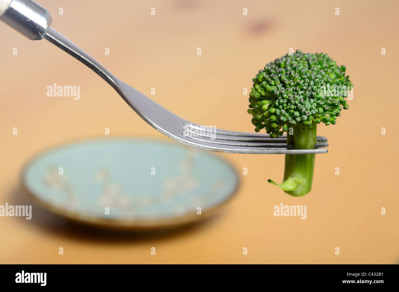 Broccoli su una forcella sopra una piastra Foto Stock