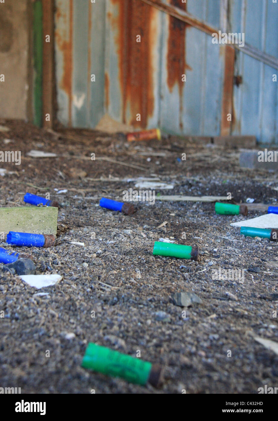 Cartucce per fucili giaceva sul terreno della costruzione vuota Foto Stock