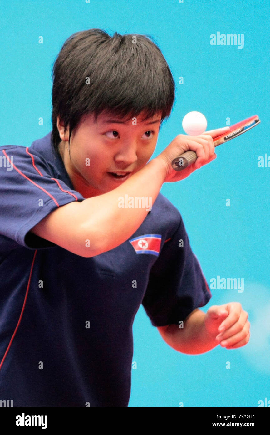 Kim canzone che ho di Team RPD di Corea competere nel 2010 Singapore Olimpiadi della Gioventù Ping Pong Team misti 3 posto playoff. Foto Stock