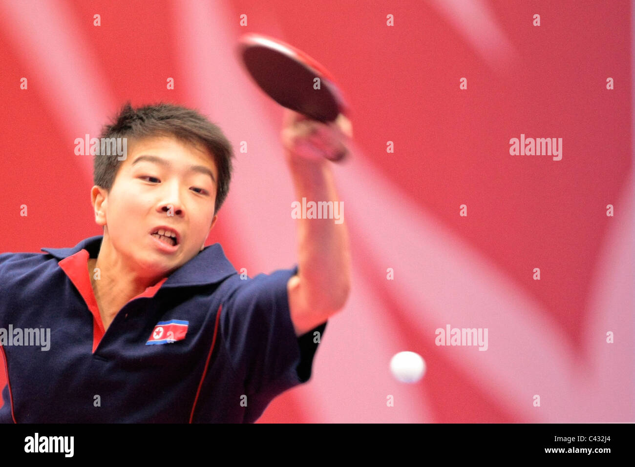 Kim Kwang canzone del Team RPD di Corea competere nel 2010 Singapore Olimpiadi della Gioventù Ping Pong Team misti 3 posto playoff. Foto Stock