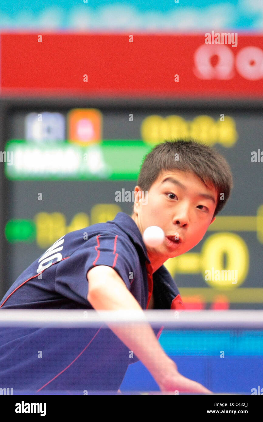 Kim Kwang canzone del Team RPD di Corea competere nel 2010 Singapore Olimpiadi della Gioventù Ping Pong Team misti 3 posto playoff. Foto Stock