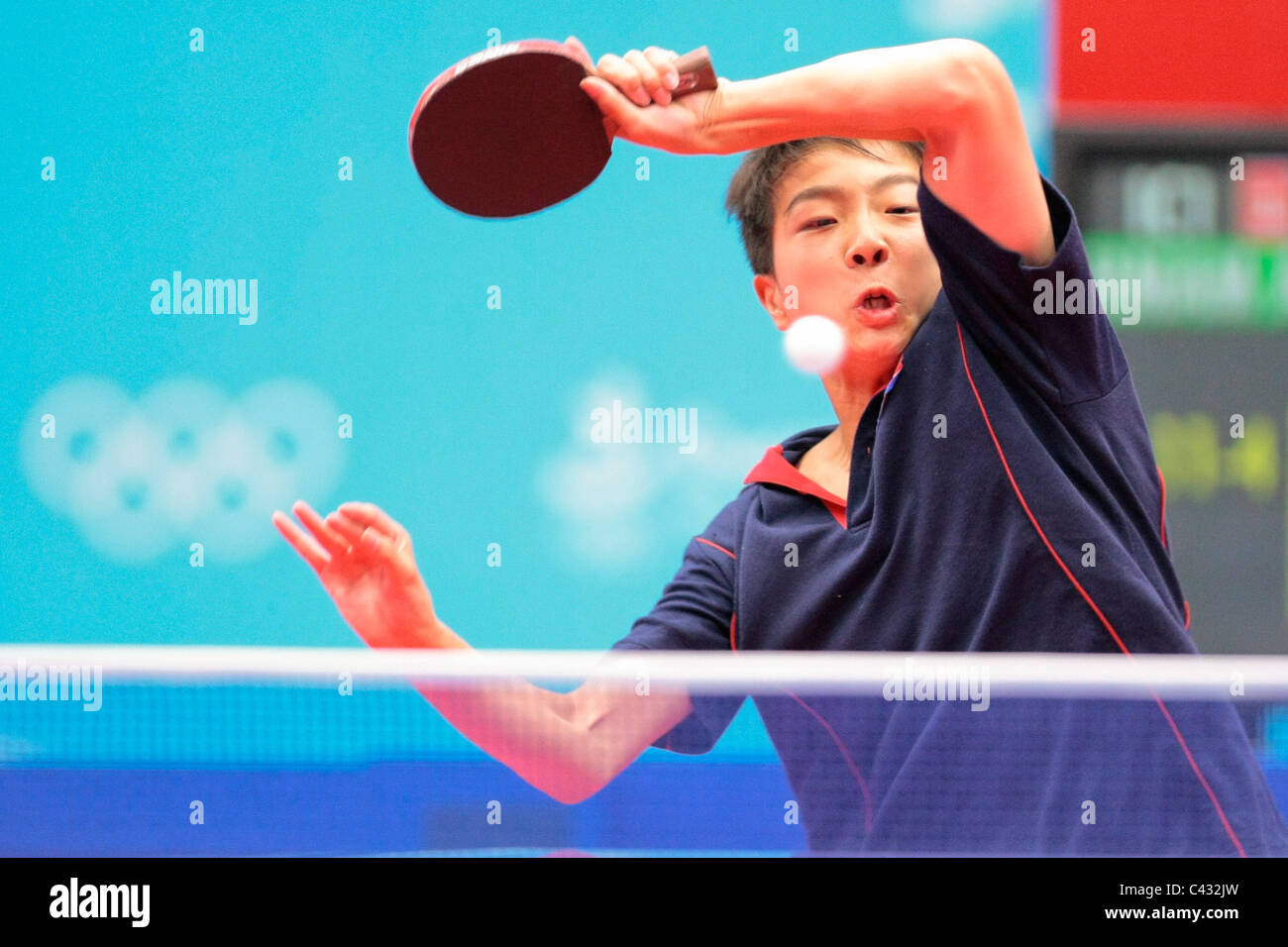 Kim Kwang canzone del Team RPD di Corea competere nel 2010 Singapore Olimpiadi della Gioventù Ping Pong Team misti 3 posto playoff. Foto Stock