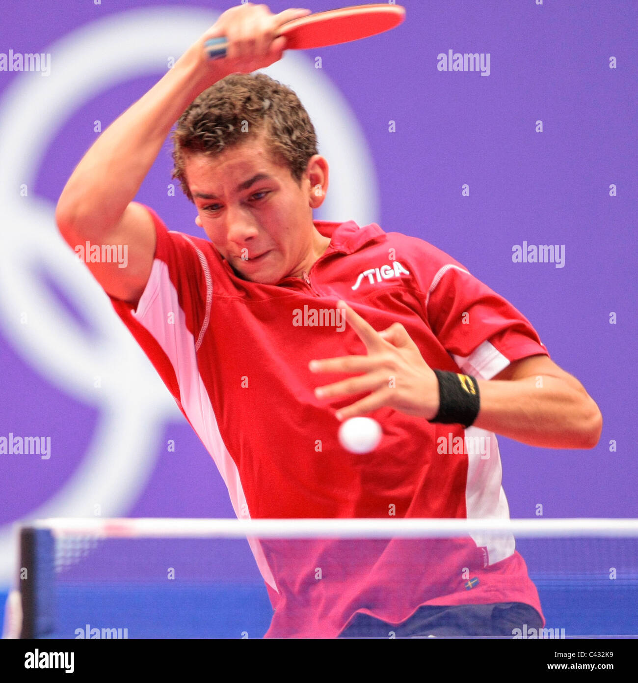 La Tunisia è Adem Hmam del Team InterContinental1 competere nelle Olimpiadi della Gioventù Ping Pong Team misti 3 posto playoff. Foto Stock
