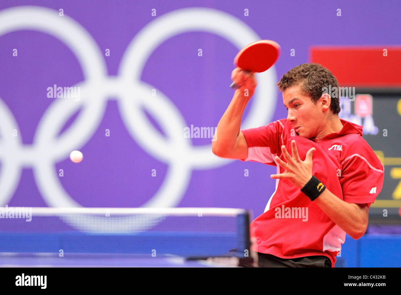 La Tunisia è Adem Hmam del Team InterContinental1 competere nelle Olimpiadi della Gioventù Ping Pong Team misti 3 posto playoff. Foto Stock