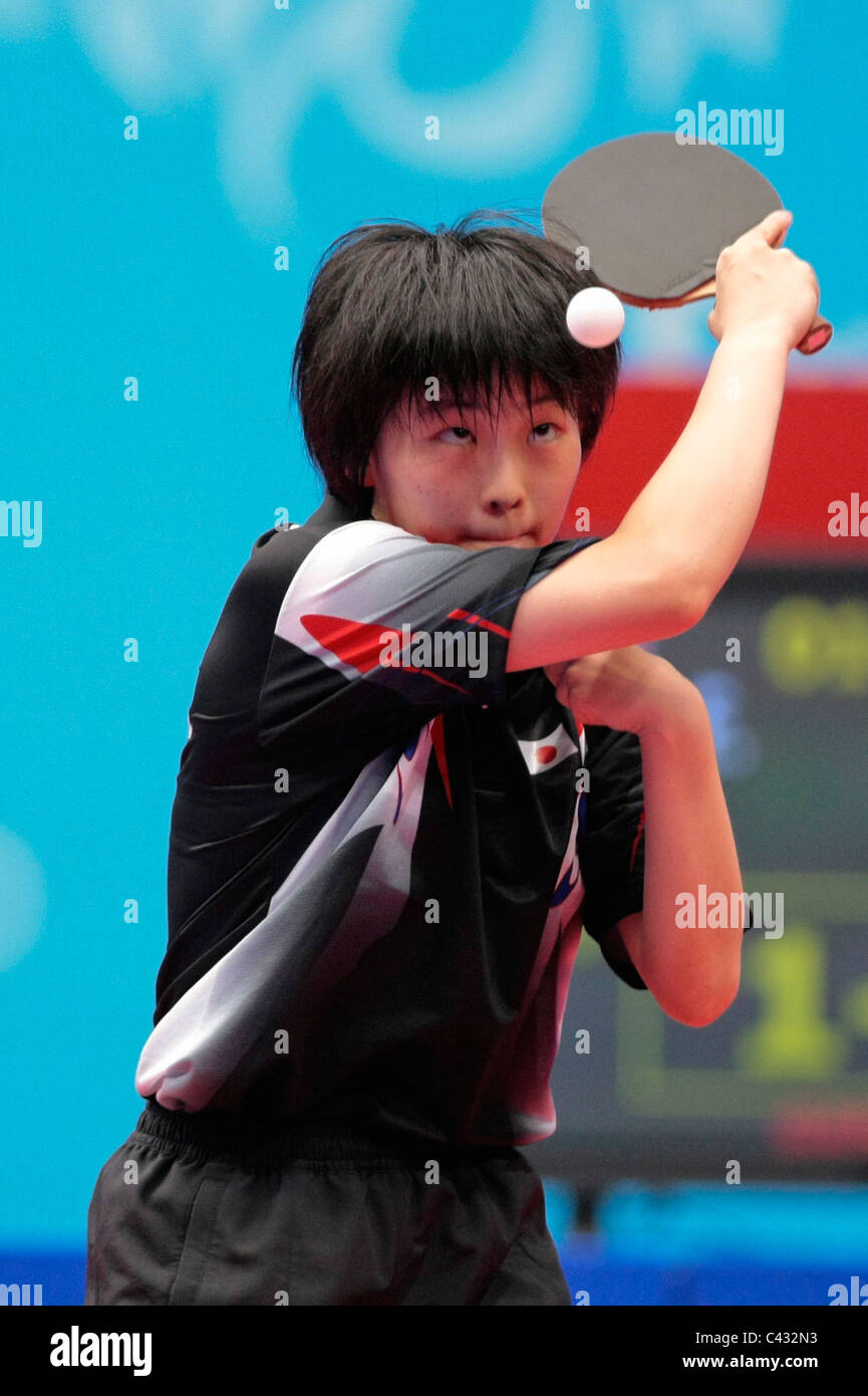 Tanioka Ayuka del Team Japan competere nel 2010 Singapore Olimpiadi della Gioventù Ping Pong Team misti finali. Foto Stock