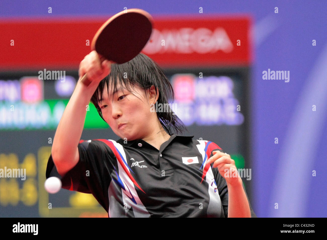 Tanioka Ayuka del Team Japan competere nel 2010 Singapore Olimpiadi della Gioventù Ping Pong Team misti finali. Foto Stock