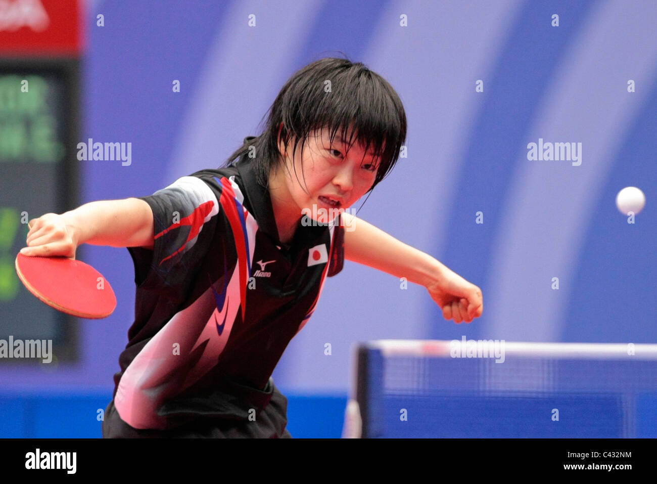 Tanioka Ayuka del Team Japan competere nel 2010 Singapore Olimpiadi della Gioventù Ping Pong Team misti finali. Foto Stock
