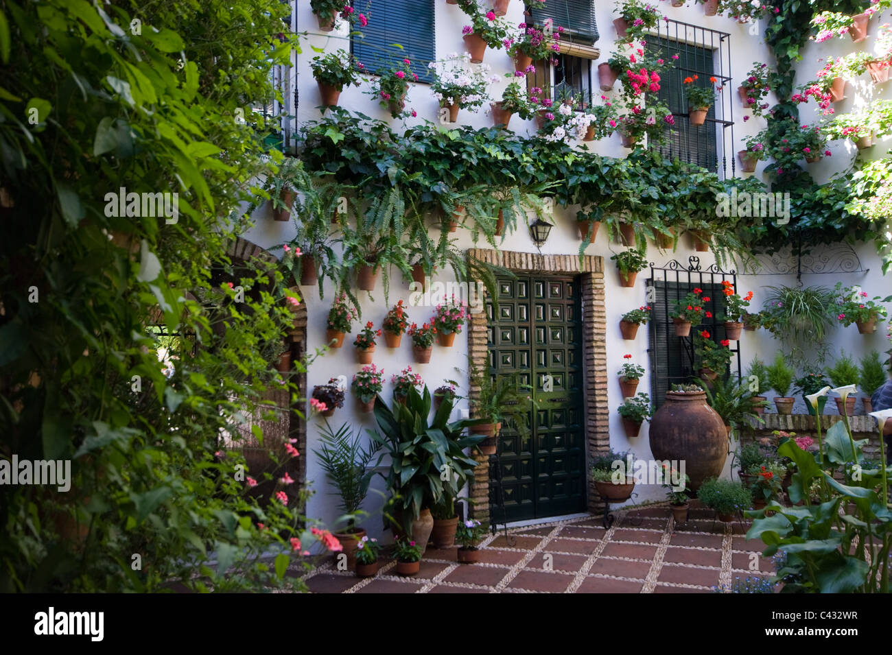 Un patio è entrato nel patio FESTIVAL A CORDOBA Andalusia Spagna Foto Stock