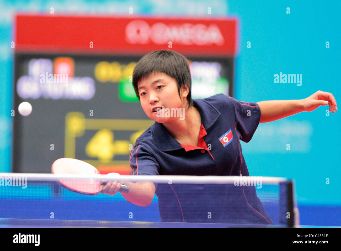 Kim canzone che ho di Team RPD di Corea competere nel 2010 Singapore Olimpiadi della Gioventù Ping Pong Team misti 3 posto playoff. Foto Stock