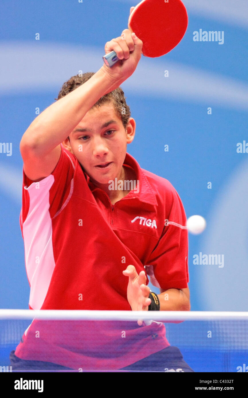 La Tunisia è Adem Hmam del Team InterContinental1 competere nelle Olimpiadi della Gioventù Ping Pong Team misti 3 posto playoff. Foto Stock