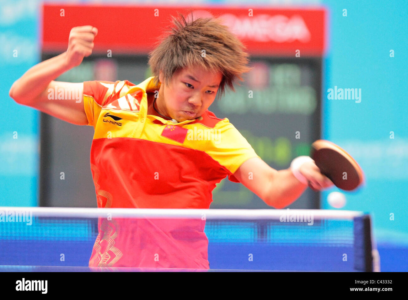 Della Cina di Gu Yuting di Team InterContinental1 competere nelle Olimpiadi della Gioventù Ping Pong Team misti 3 posto playoff. Foto Stock