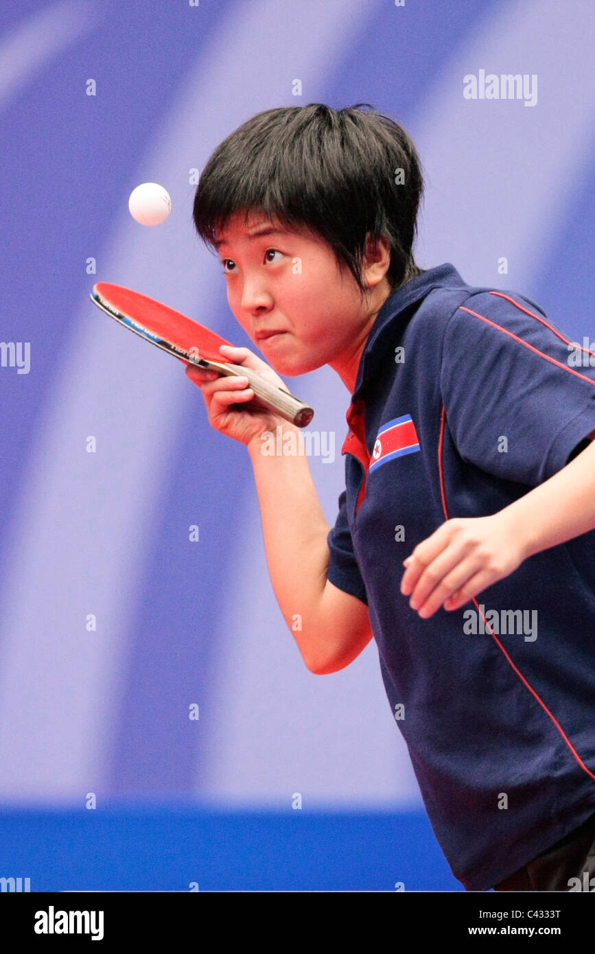 Kim canzone che ho di Team RPD di Corea competere nel 2010 Singapore Olimpiadi della Gioventù Ping Pong Team misti 3 posto playoff. Foto Stock