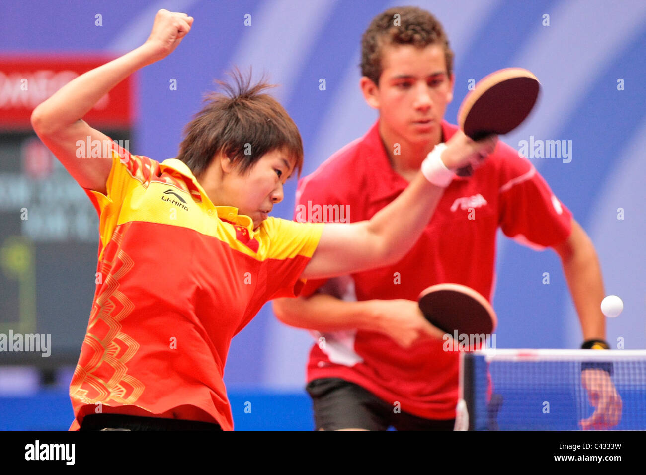 Della Cina di Gu Yuting(a sinistra) e della Tunisia Hmam Adem del Team InterContinental1 competere nelle Olimpiadi della Gioventù Ping Pong. Foto Stock