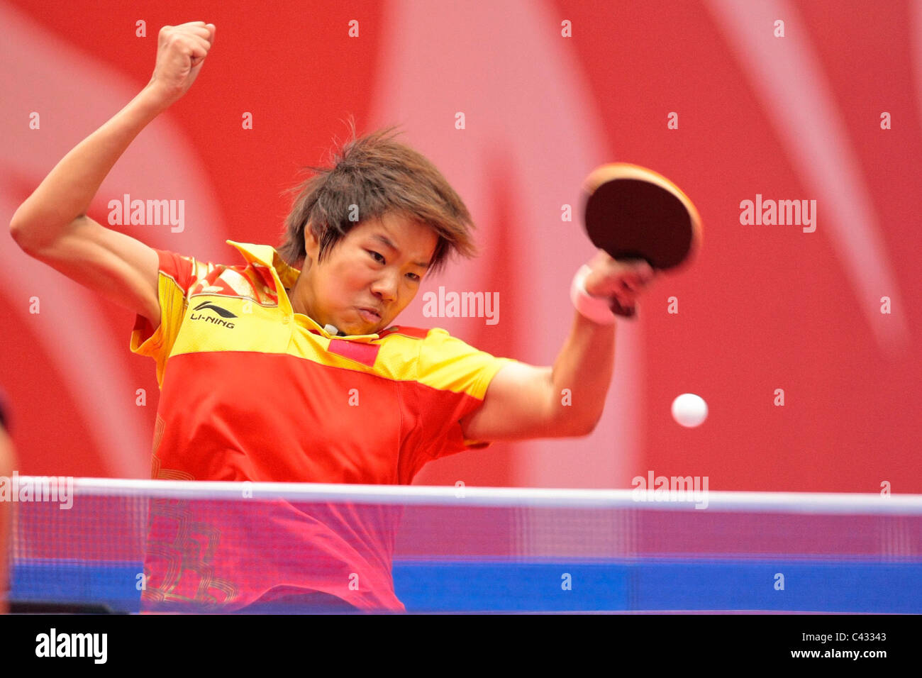 Della Cina di Gu Yuting di Team InterContinental1 competere nelle Olimpiadi della Gioventù Ping Pong Team misti 3 posto playoff. Foto Stock