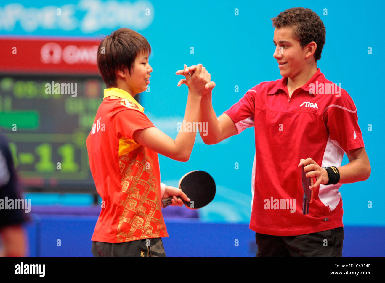 Della Cina di Gu Yuting(a sinistra) e della Tunisia è Adem Hmam(a destra) del Team InterContinental1 reagire per vincere al Team il terzo posto playoff. Foto Stock