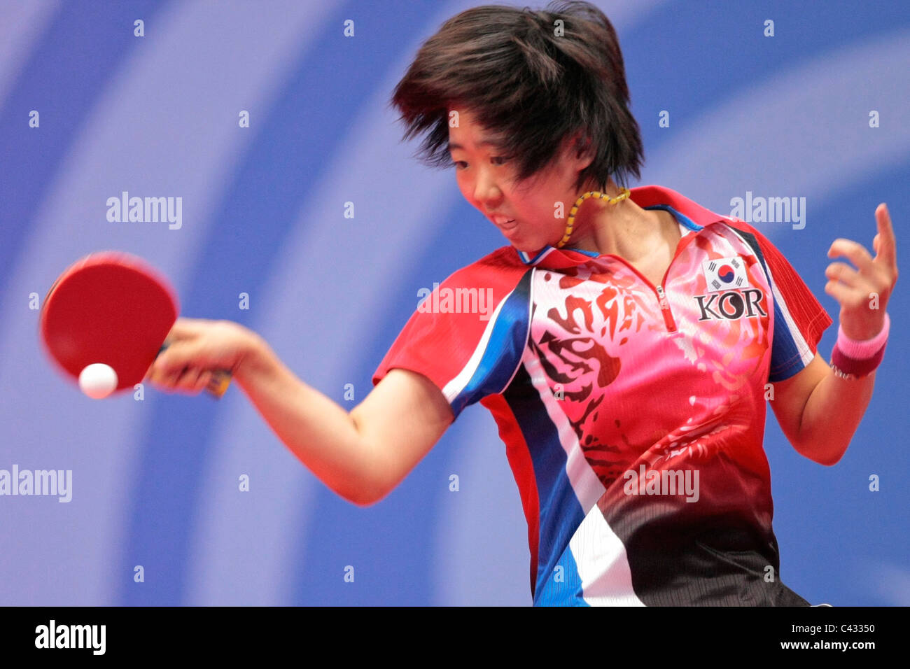 Yang ha Eun della Corea del team competere nel 2010 Singapore Olimpiadi della Gioventù Ping Pong Team misti finali. Foto Stock