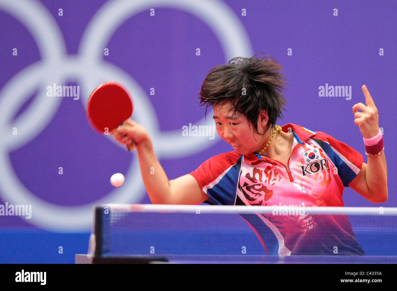 Yang ha Eun della Corea del team competere nel 2010 Singapore Olimpiadi della Gioventù Ping Pong Team misti finali. Foto Stock