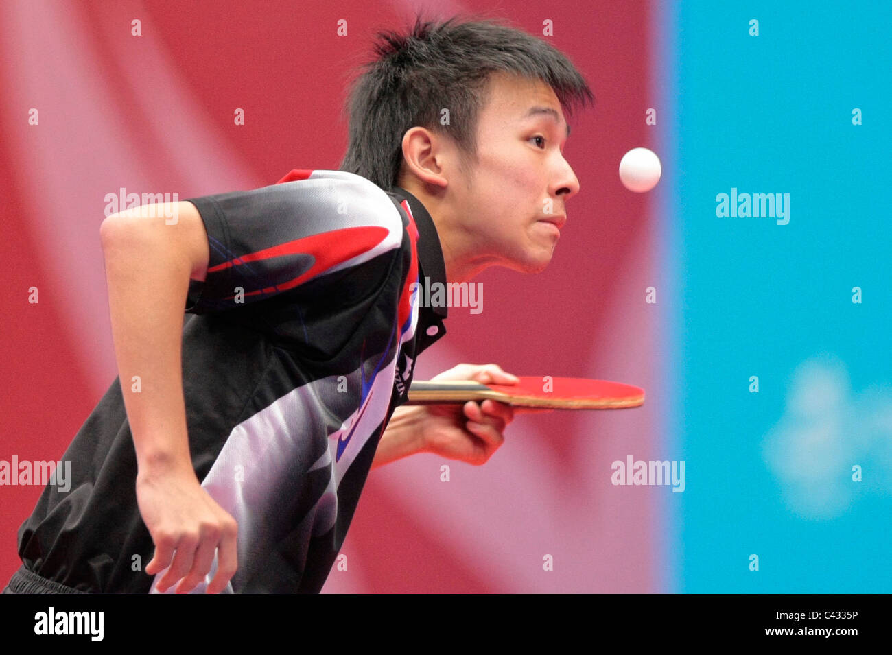 Niwa Koki del Team Japan competere nel 2010 Singapore Olimpiadi della Gioventù Ping Pong Team misti finali. Foto Stock