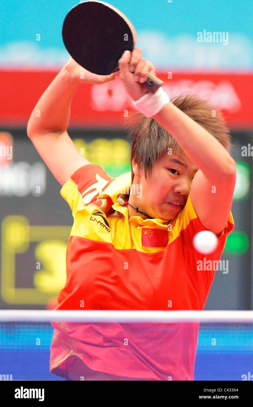 Della Cina di Gu Yuting di Team InterContinental1 competere nelle Olimpiadi della Gioventù Ping Pong Team misti 3 posto playoff. Foto Stock