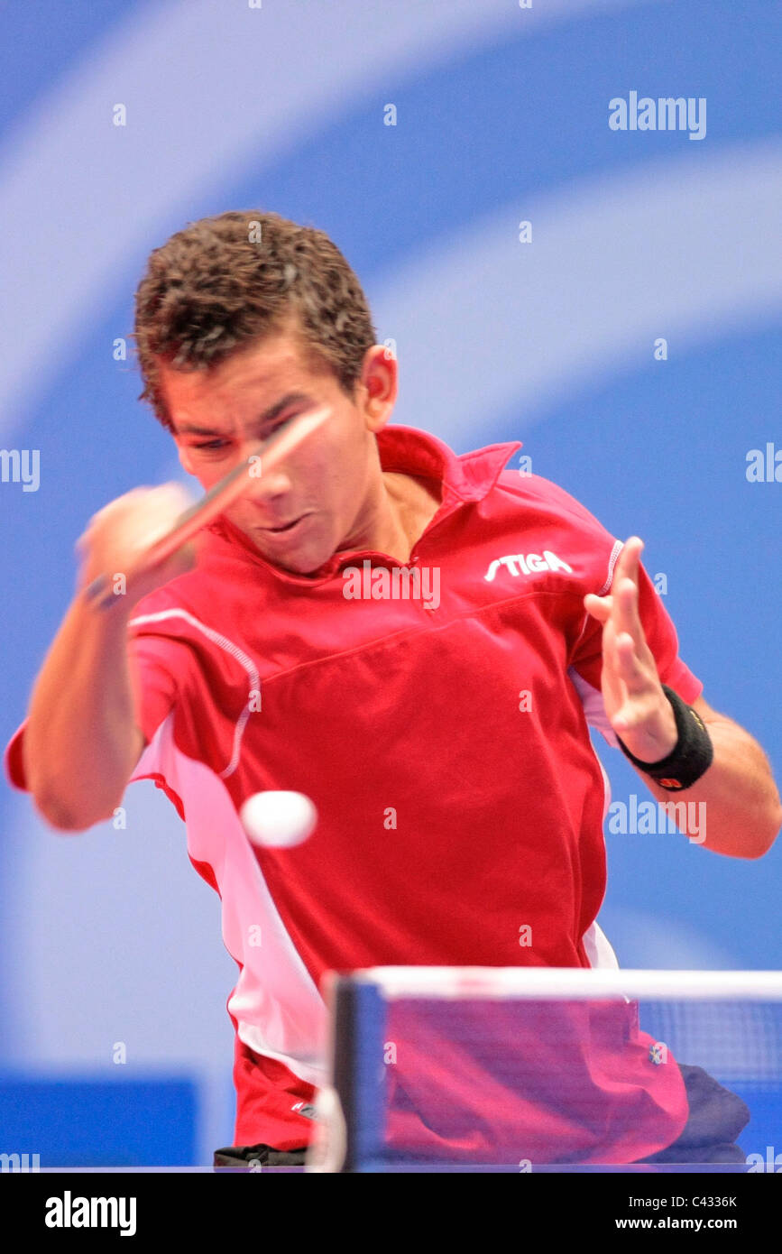 La Tunisia è Adem Hmam del Team InterContinental1 competere nelle Olimpiadi della Gioventù Ping Pong Team misti 3 posto playoff. Foto Stock