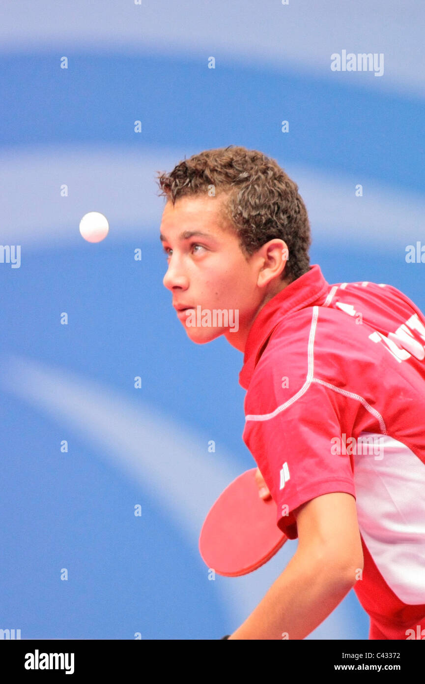 La Tunisia è Adem Hmam del Team InterContinental1 competere nelle Olimpiadi della Gioventù Ping Pong Team misti 3 posto playoff. Foto Stock