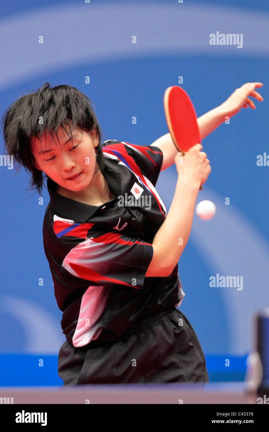 Tanioka Ayuka del Team Japan competere nel 2010 Singapore Olimpiadi della Gioventù Ping Pong Team misti finali. Foto Stock