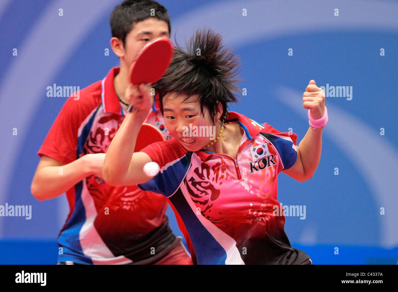 Yang ha Eun(parte anteriore) e Kim Dong Hyun(dietro) della Corea del team competere nel Olimpiadi della Gioventù Ping Pong Team misti finali. Foto Stock