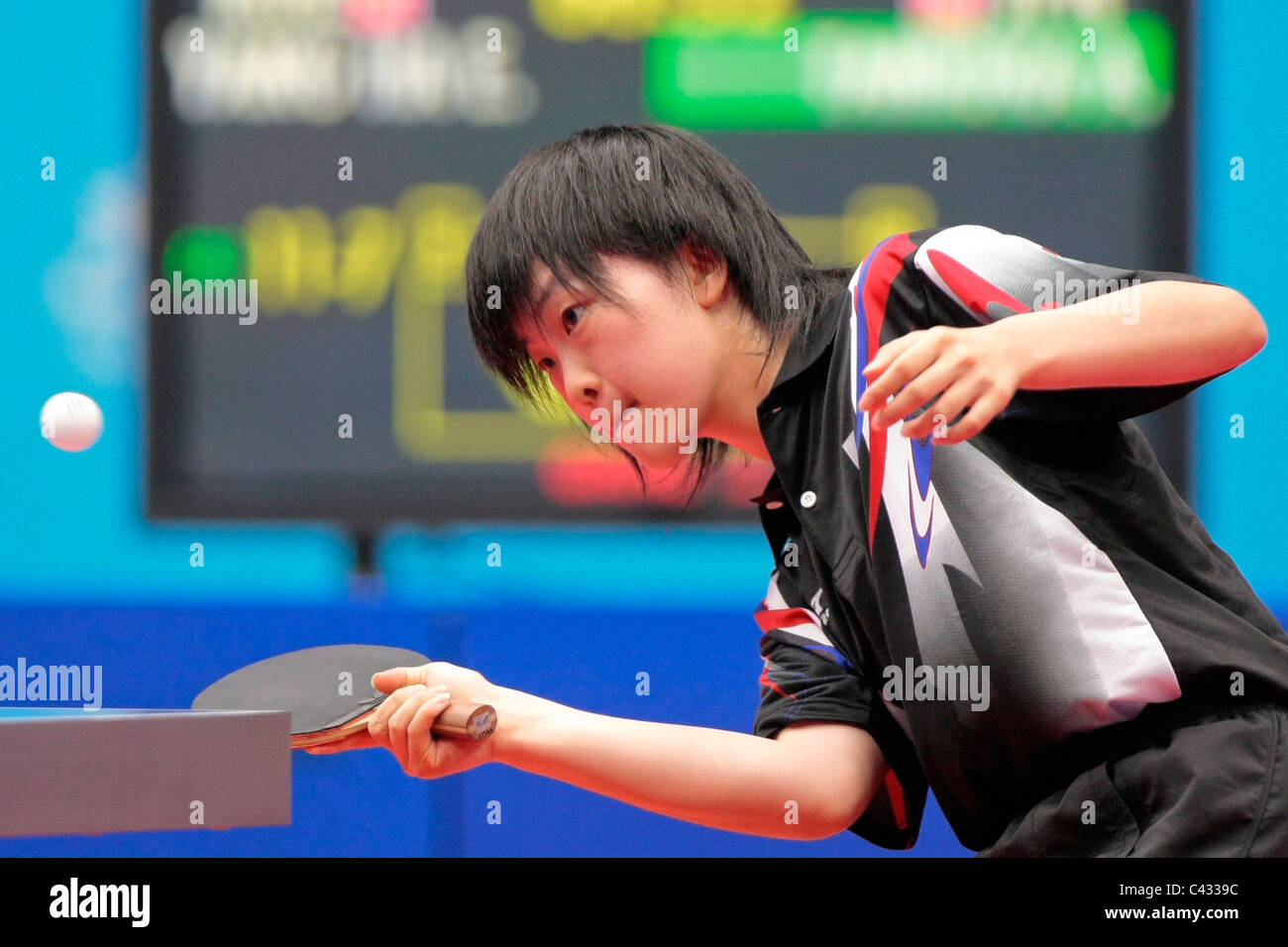 Tanioka Ayuka del Team Japan competere nel 2010 Singapore Olimpiadi della Gioventù Ping Pong Team misti finali. Foto Stock