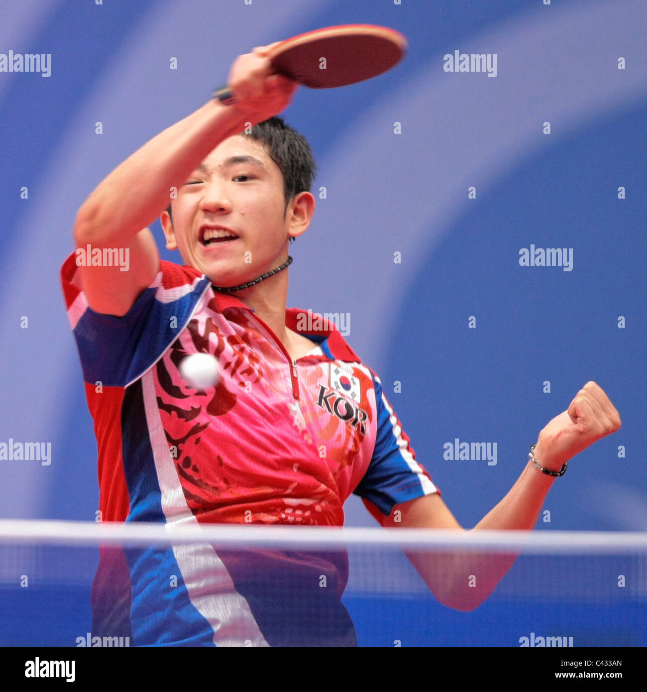 Kim Dong Hyun della Corea del team competere nel 2010 Singapore Olimpiadi della Gioventù Ping Pong Team misti finali. Foto Stock