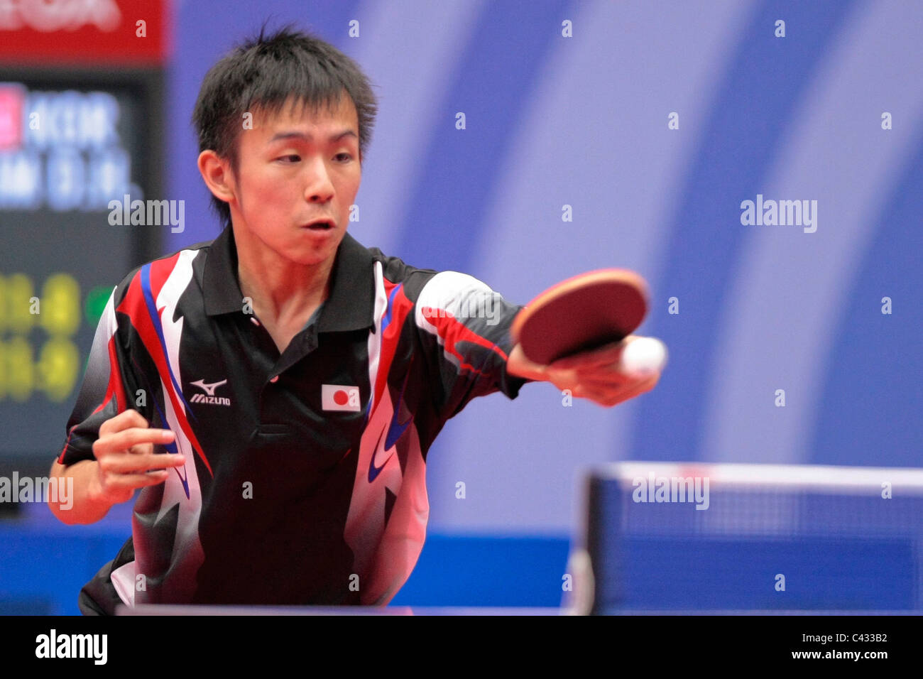 Niwa Koki del Team Japan competere nel 2010 Singapore Olimpiadi della Gioventù Ping Pong Team misti finali. Foto Stock