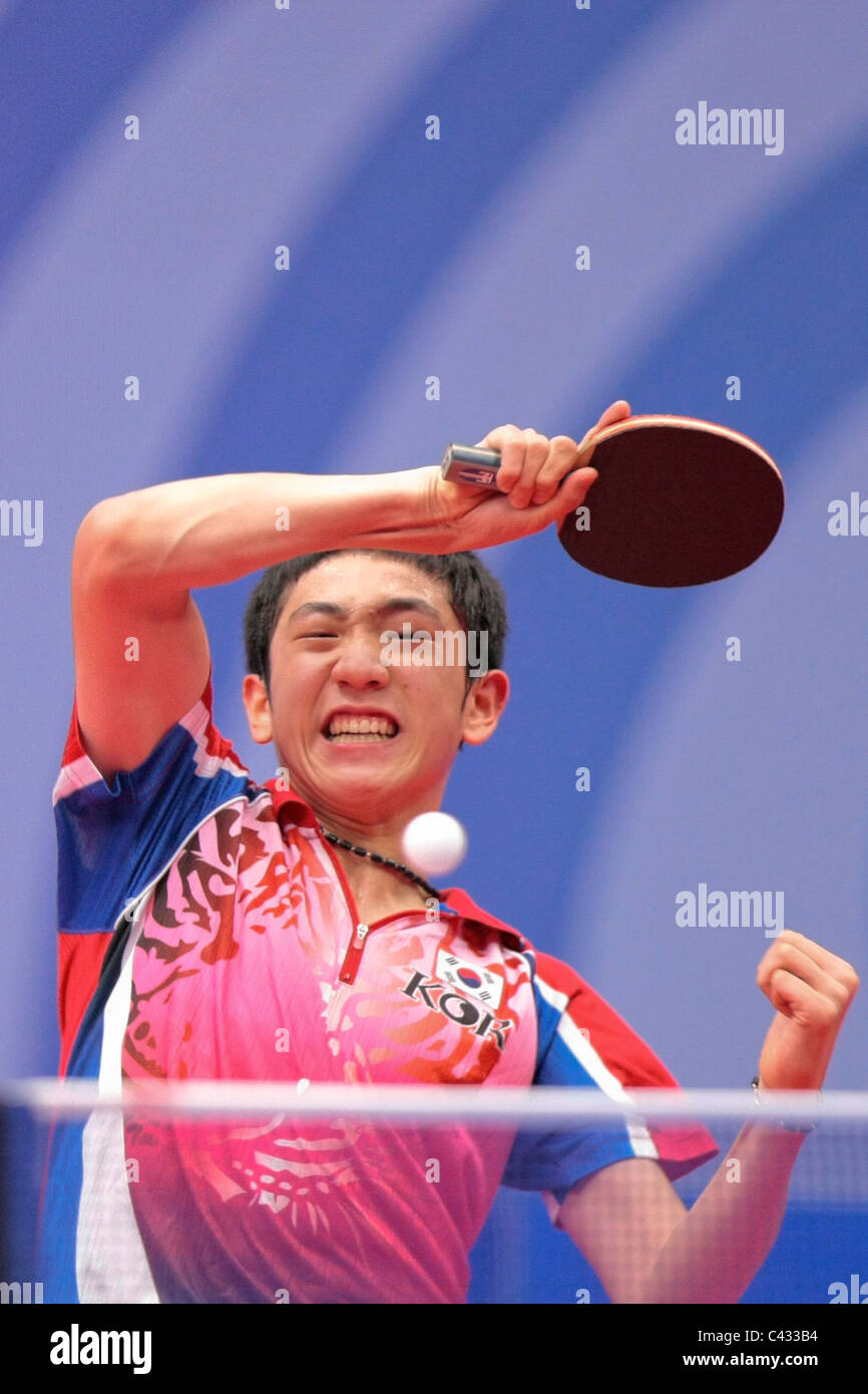 Kim Dong Hyun della Corea del team competere nel 2010 Singapore Olimpiadi della Gioventù Ping Pong Team misti finali. Foto Stock