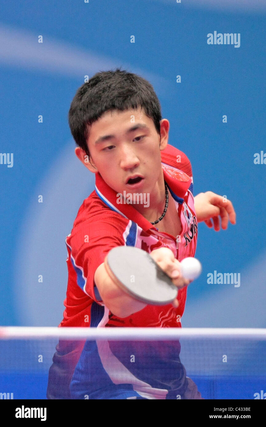 Kim Dong Hyun della Corea del team competere nel 2010 Singapore Olimpiadi della Gioventù Ping Pong Team misti finali. Foto Stock