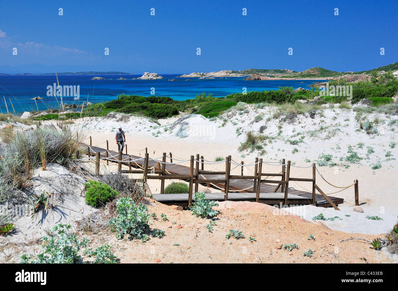 Vista sul marciapiede alla spiaggia di Baia Trinita, Maddalena, l'Arcipelago della Maddalena, Sardegna, Italia Foto Stock