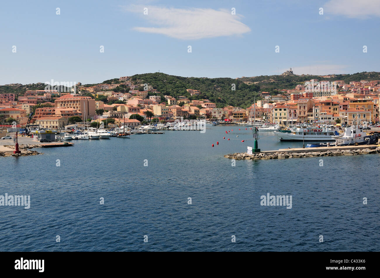 Ingresso del porto per porto sull'isola principale di La Maddalena nell'Arcipelago di Maddalena, Sardegna, Italia Foto Stock