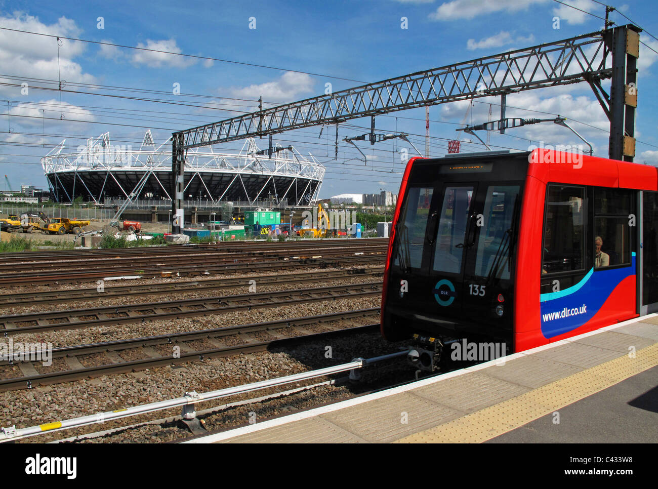 Stadio Olimpico e treni DLR, Londra, Inghilterra Foto Stock