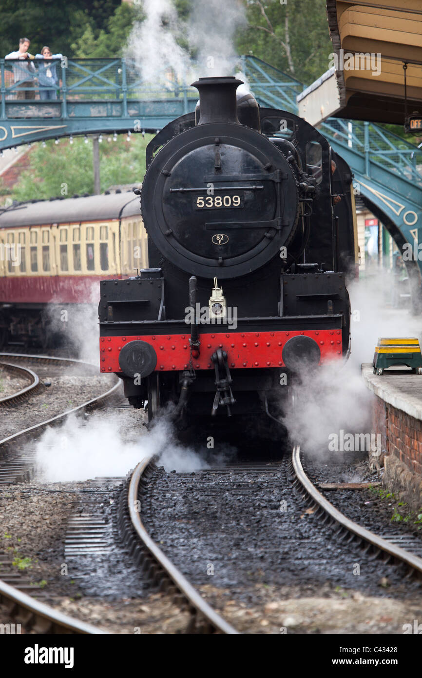 Treno a vapore che arrivano a Pickering Stazione ferroviaria North Yorkshire Moors England Regno Unito Foto Stock