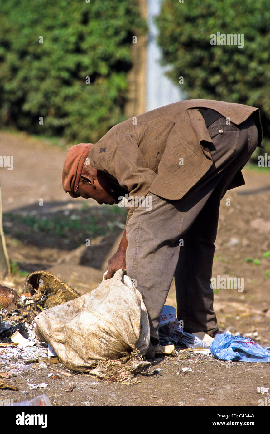 L uomo ricerca attraverso l'immondizia, Nairobi, Kenia Foto Stock