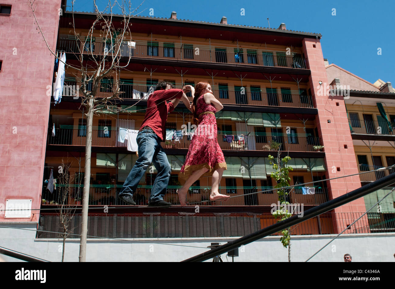 Duo francese Les Colporteurs eseguire on line per la festa di San Isidro, Plaza de la Corrala in Lavapies, Madrid, Spagna Foto Stock