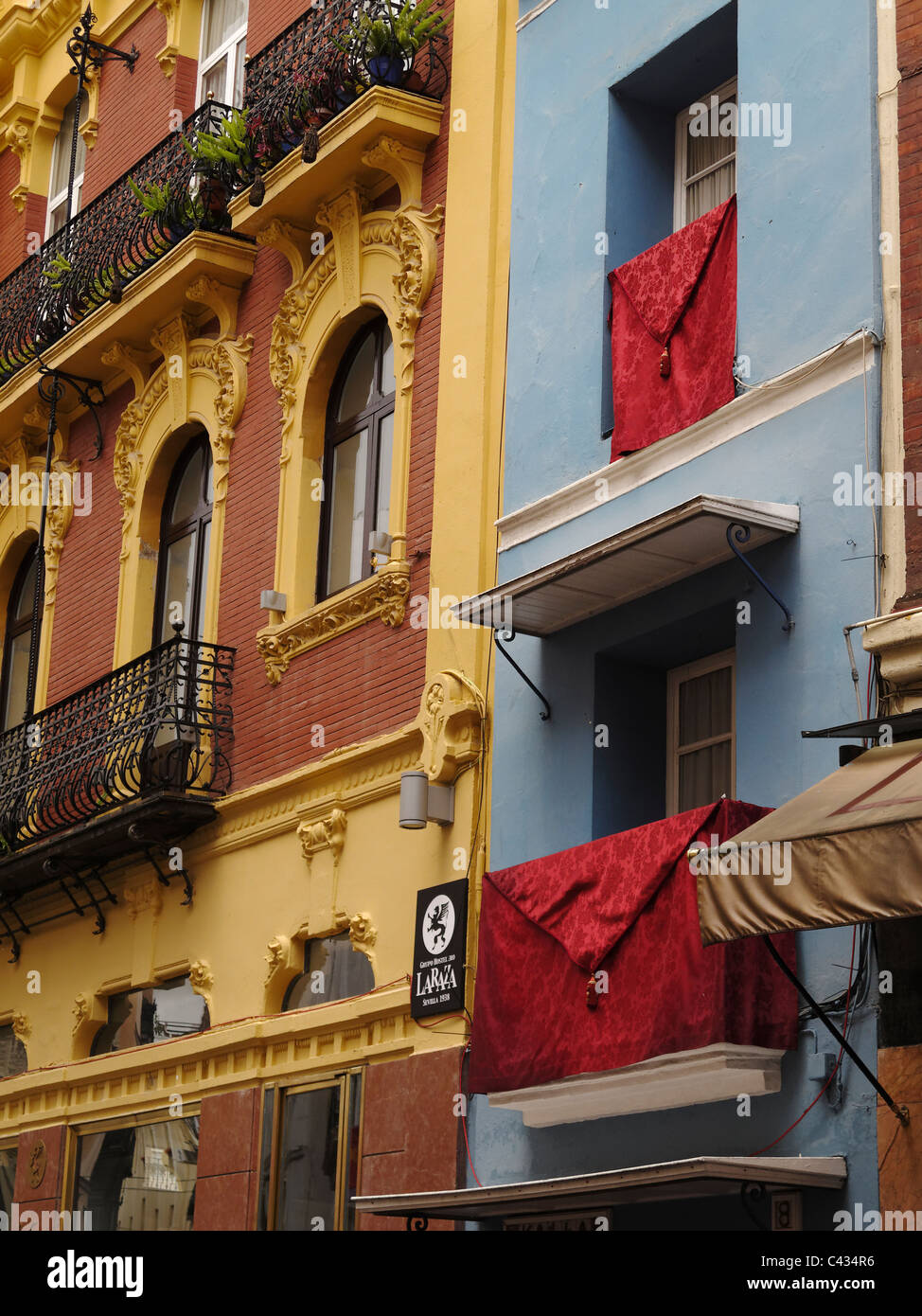 Il balcone di ogni camera decorata per la Settimana Santa (Semana Santa) processioni, Plaza del Salvador, Siviglia, Spagna. Foto Stock