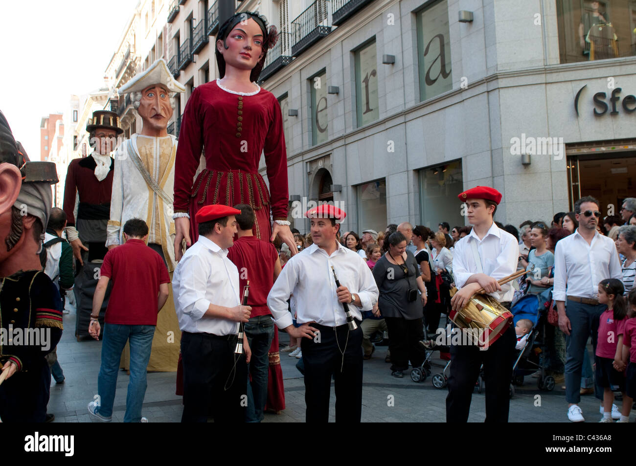 Gigantes y cabezudos, giganti e Big-Heads, festival di San Isidro, Madrid, Spagna Foto Stock