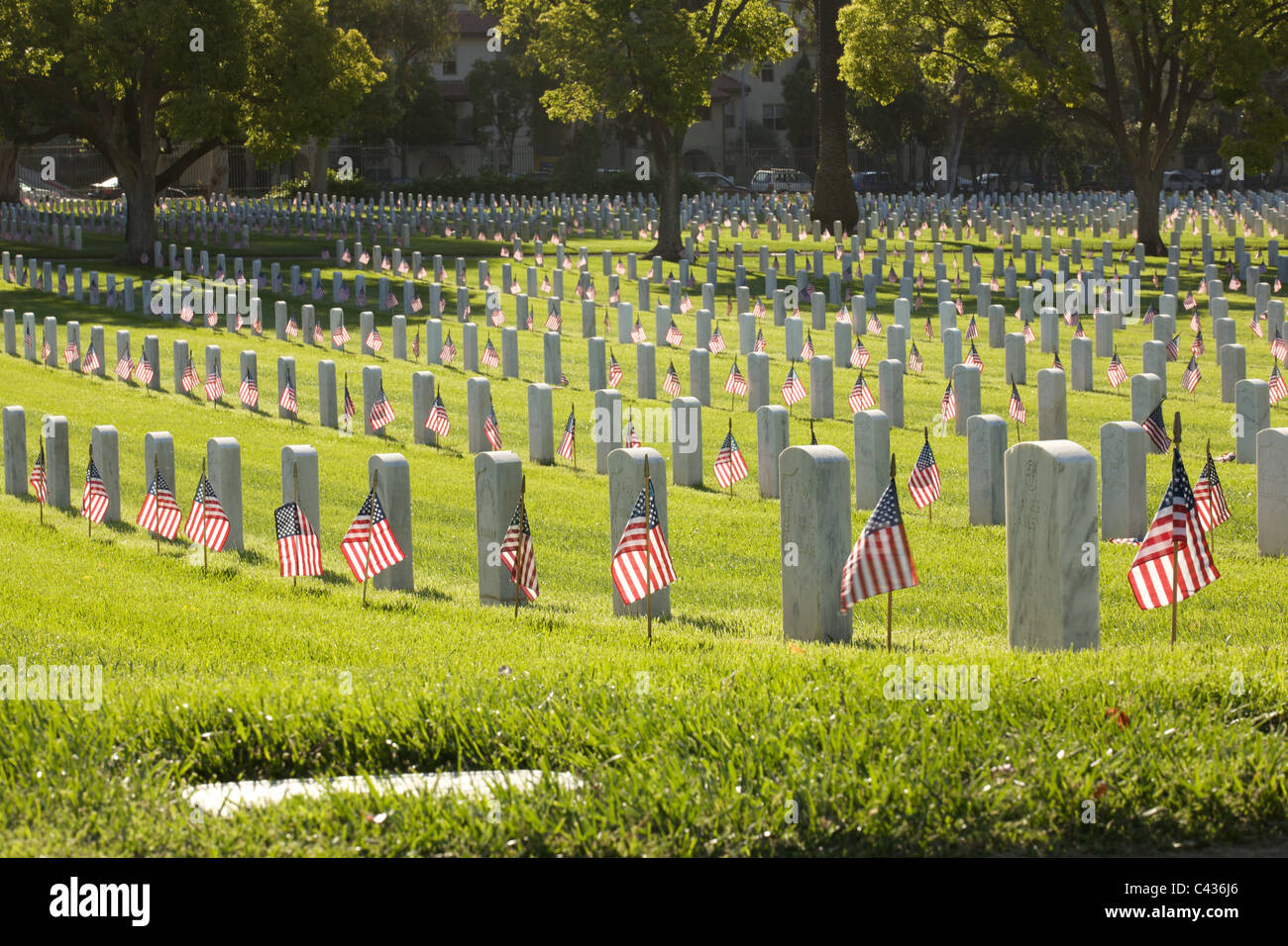 American cimitero militare situato nel West Los Angeles, CA mostra lapidi con una bandiera americana in ogni tomba. Foto Stock