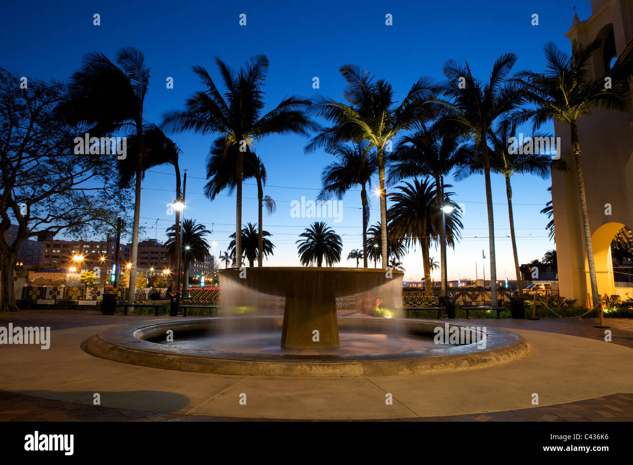 Fontana di acqua presa al tramonto con palme in background Foto Stock