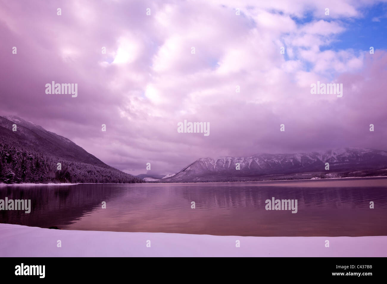 Inverno nuvole sopra il lago di McDonald nel Glacier National Park Foto Stock