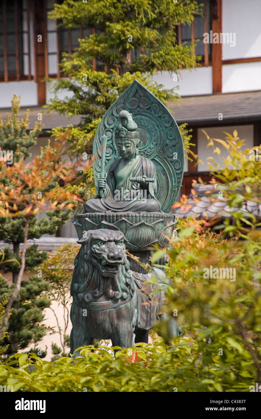 Il Buddha a cavallo di un leone su lotus a Tenryu-ji, Kyoto Foto Stock