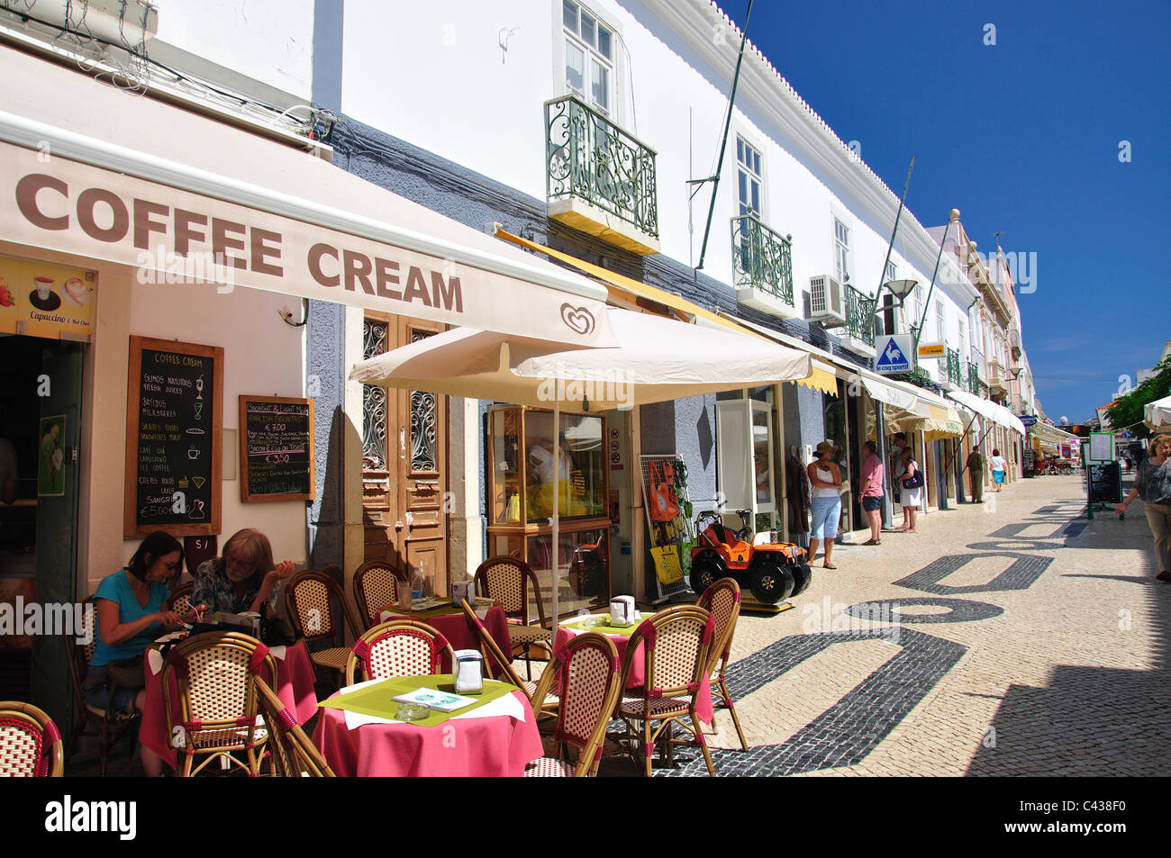 Ristorante all'aperto, Rua 25 de Abril, Lagos, Regione dell'Algarve, Portogallo Foto Stock