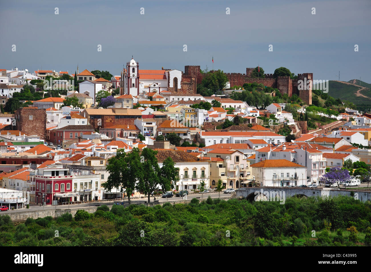 Vista del paese collinare e castello, Silves, Silves comune, distretto di Faro, regione di Algarve, PORTOGALLO Foto Stock