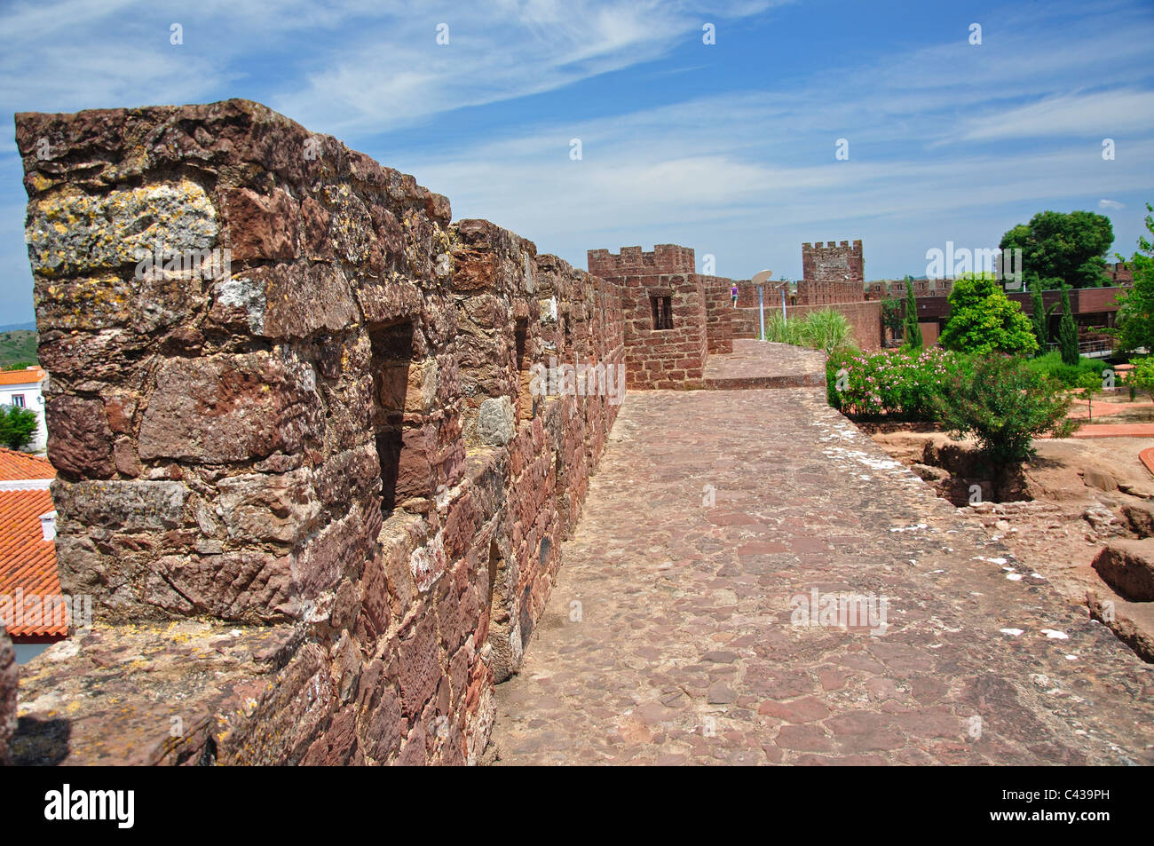 Mura del castello, Castello di Silves, Silves, Regione dell'Algarve, Portogallo Foto Stock