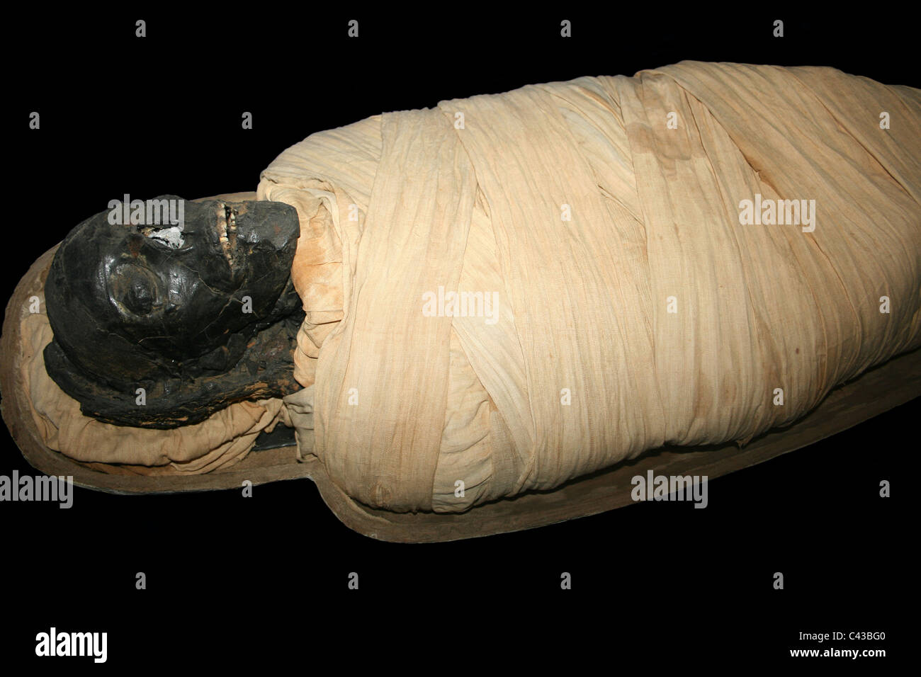 Mummia egiziana di Padiamun, marinaio di corteccia di Amon, avvolto nel panno di lino Foto Stock